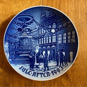 1993 Bing & Grondahl Christmas plate, Santa on Amager Square